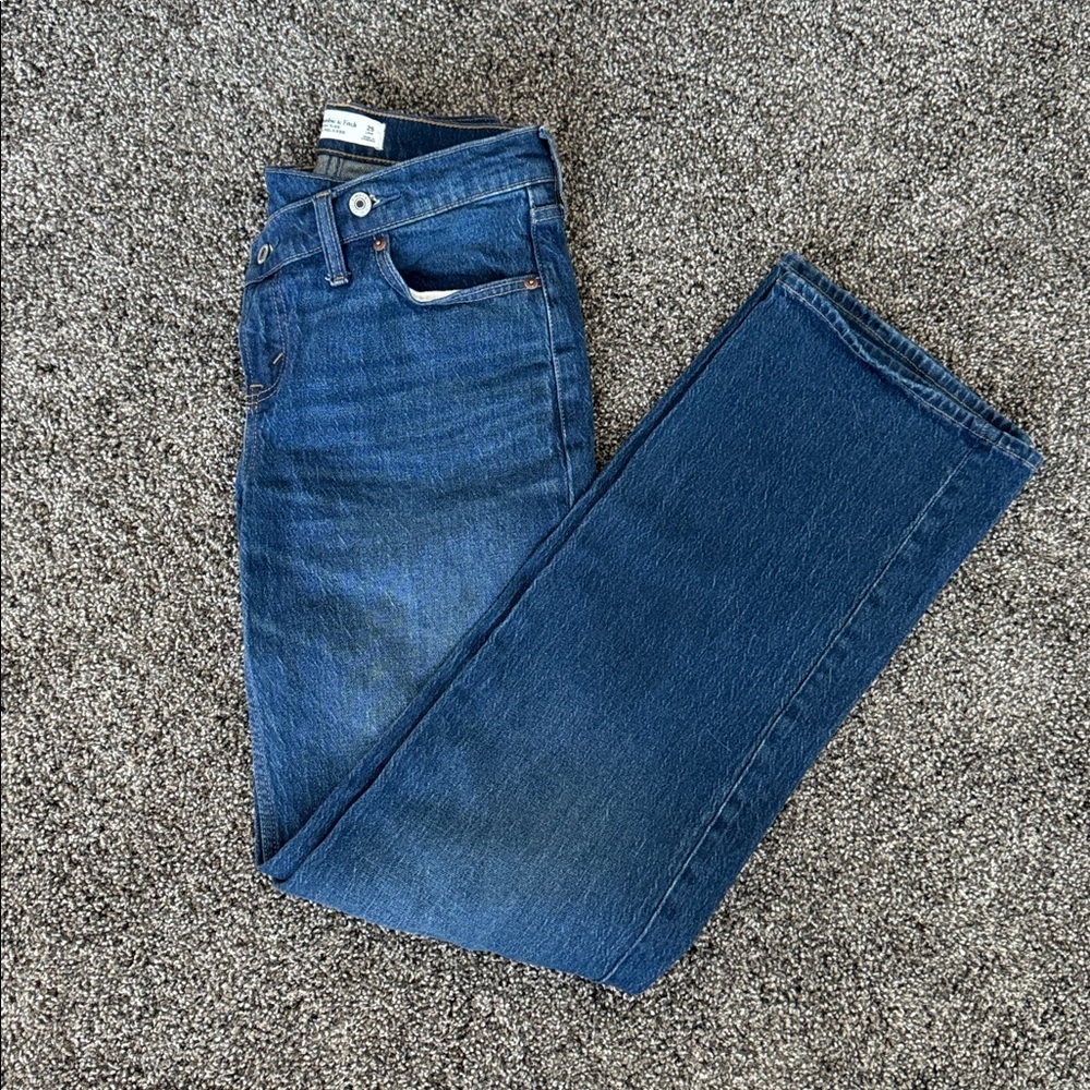 A&F High Rise 90’s Relaxed Crossover Waistband Jeans - Picture 2 of 6